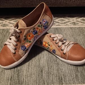 MEXICANA Tan Sneakers with Multicolor Floral Embroidery